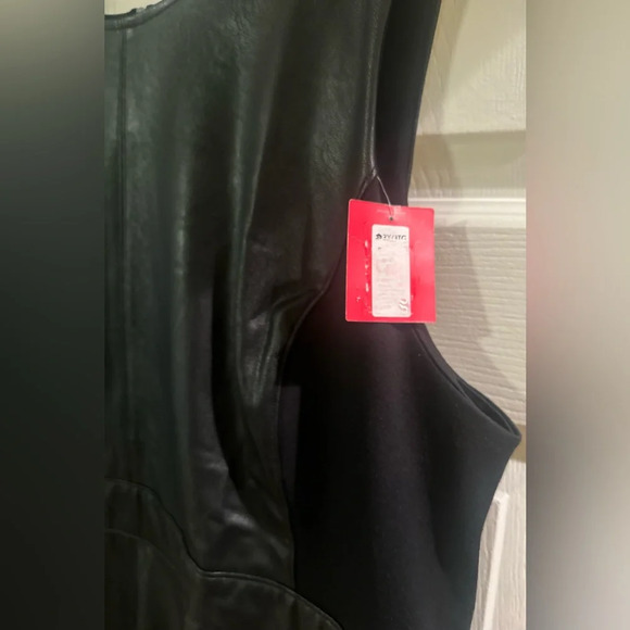 Plus Size SPANX Leather Like Combo Sheath
Stretch Bodycon Dress‎ NWT. Size 3X. - Picture 3 of 5